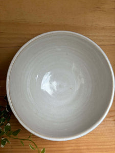 Vue intérieure du bol Giwa artisanal coréen, finition lisse et émaillée en grès blanc, parfait pour une utilisation décorative ou culinaire.