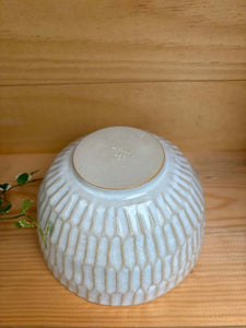 Base du bol Giwa en grès blanc avec texture unique et signature artisanale, mettant en valeur son design coréen traditionnel.