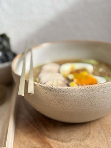 Bol Guksu Pyrite artisanal en grès français, parfait pour servir des nouilles avec un design texturé et élégant.