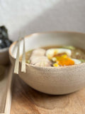 Bol Guksu Pyrite artisanal en grès français, parfait pour servir des nouilles avec un design texturé et élégant.