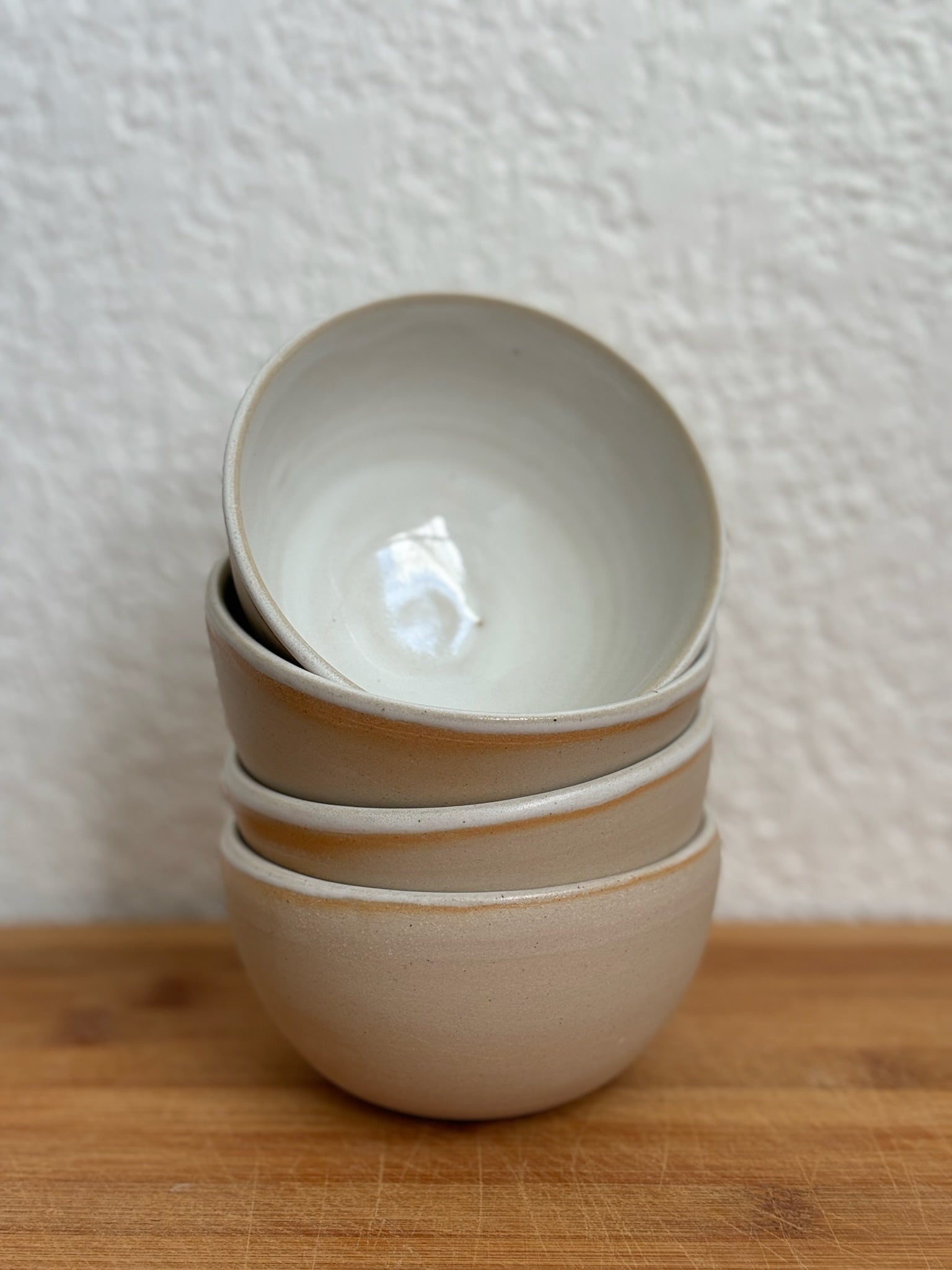 Ensemble de bols Sabal empilés, montrant leur esthétique épurée et leur texture en céramique artisanale pour un usage quotidien.