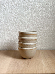 Quatre bols Petit Sabal Pyrite en grès pyrite empilés verticalement, mettant en valeur leur design artisanal et leur finition naturelle.