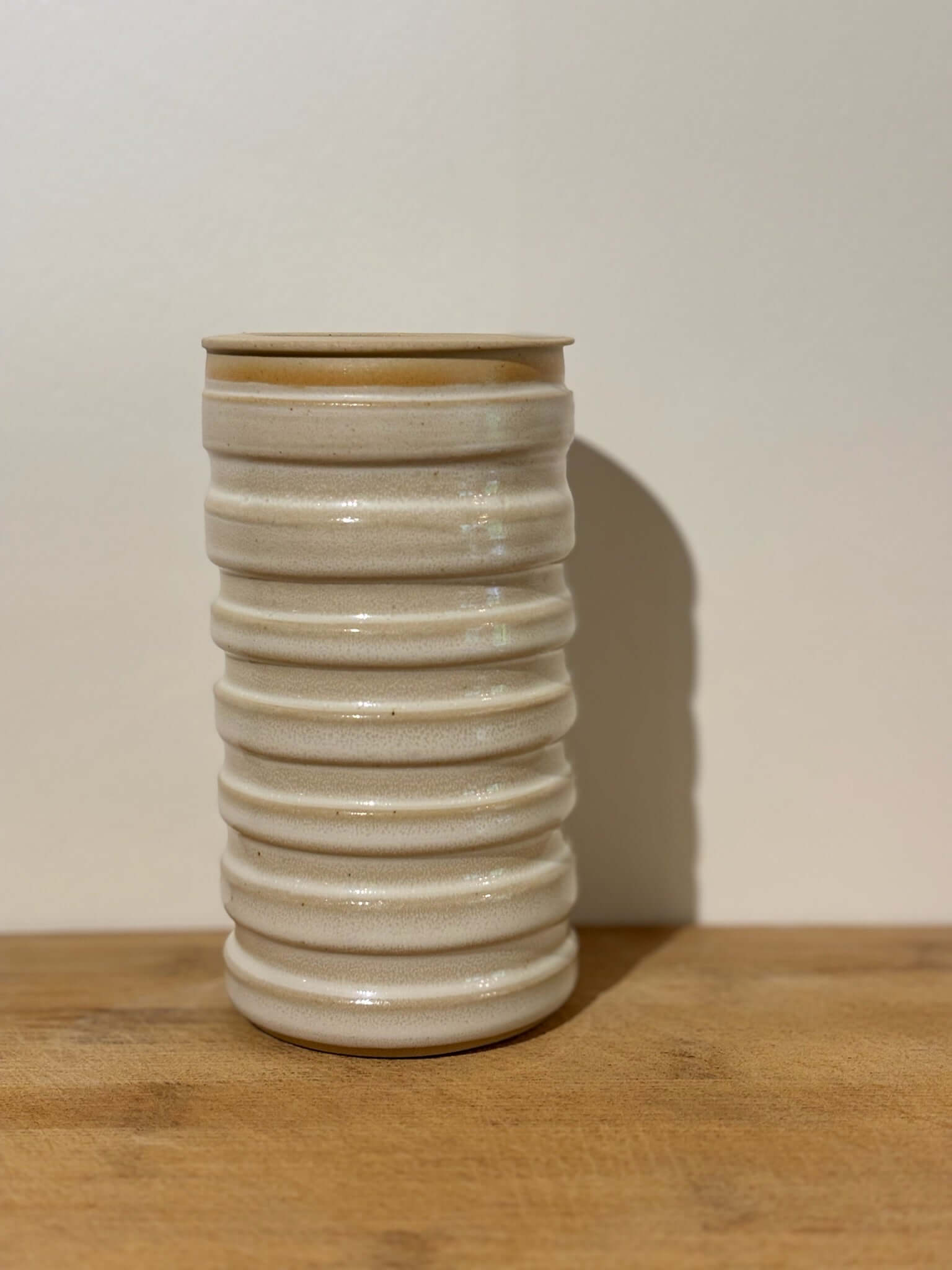 Vase Dolda en grès artisanal avec finition ondulée, dimensions 8x15 cm, idéal pour une décoration élégante et minimaliste.